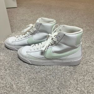 Nike Women's Blazer Mid 77 Shoes